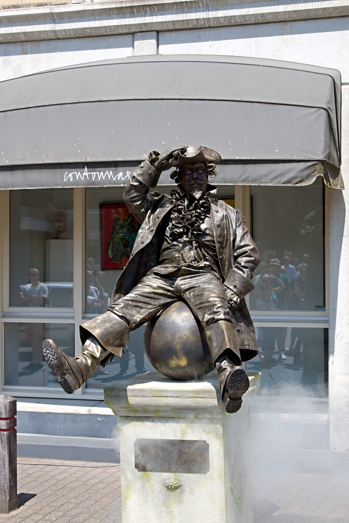 valkenburg living statue levend standbeeld evenement event festival festiviteit kunst art straatkunst streetart artiest beeld beeldhouwwerk